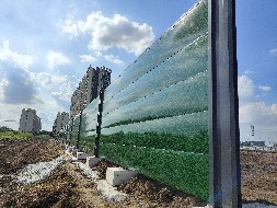 小草綠彩鋼瓦與藍(lán)色彩鋼瓦哪個(gè)好？【旭東圍擋】