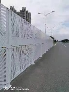 沖孔圍擋的設(shè)計有哪些特點？【旭東圍擋】