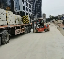 圍擋基礎(chǔ)塊的具體材質(zhì)有哪些，各自的優(yōu)缺點(diǎn)是什么？【旭東圍擋】