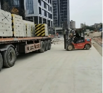 圍擋基礎(chǔ)塊與預(yù)制混凝土立柱相比有什么區(qū)別？【旭東圍擋】