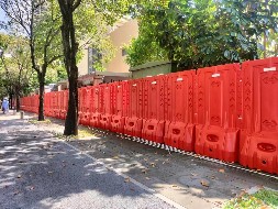 鋼結(jié)構(gòu)圍擋和水馬圍擋有什么區(qū)別？【旭東圍擋】