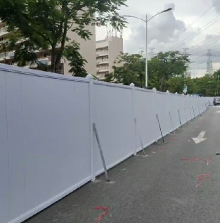 1720857594156466.png PVC圍擋搭配路口可視網(wǎng)狀圍擋安裝完畢.png