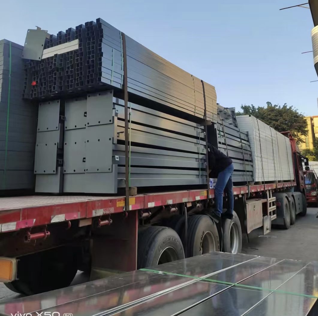 深圳抗疫刻不容緩，旭東鋼構(gòu)-鋼結(jié)構(gòu)a款圍擋持續(xù)發(fā)貨中